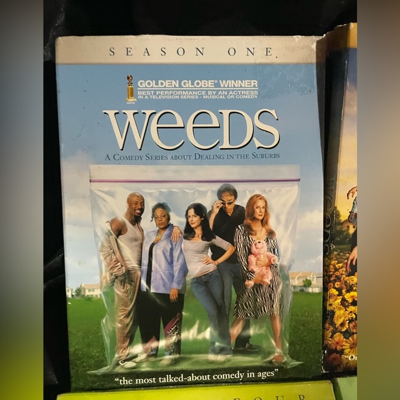 Weeds Season One - Picture 1 of 9
